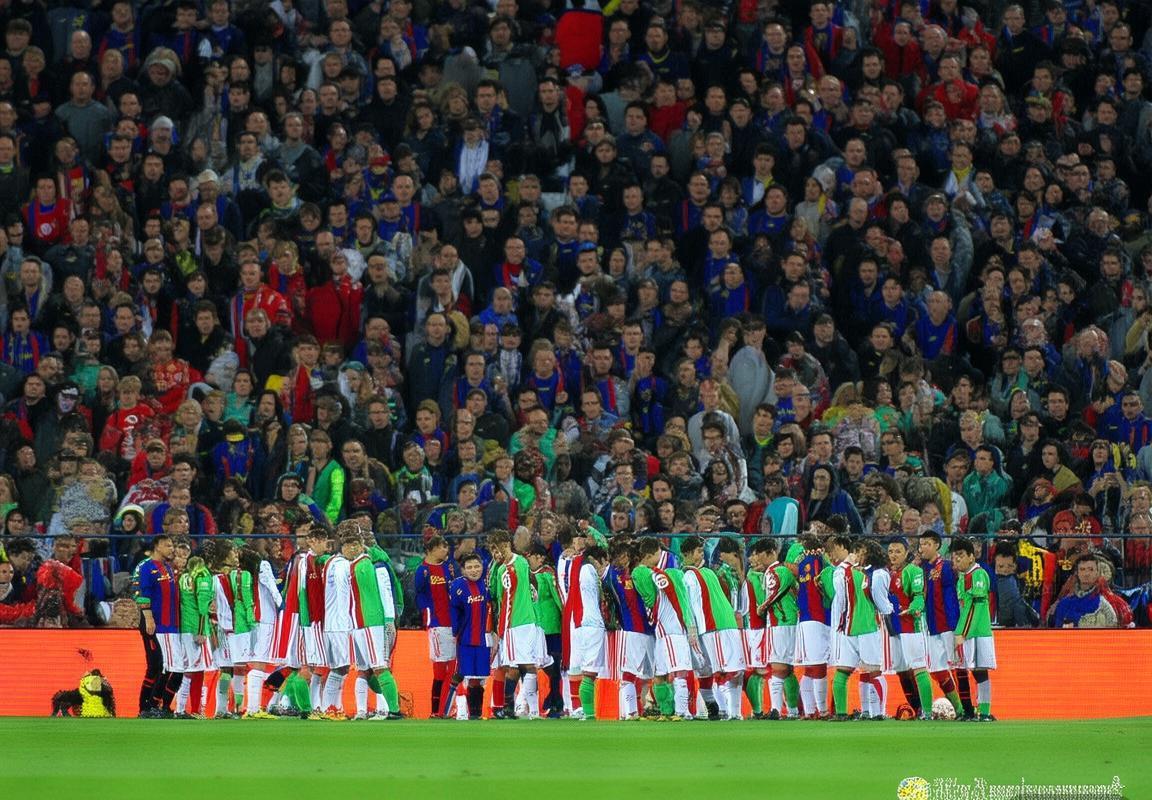 2011欧冠巴阿巅峰对决：足球智慧与争议瞬间(图2)