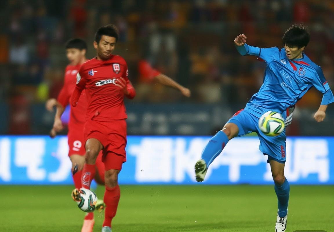 2015赛季天津泰达与广州富力对决回顾：战术交锋与明星表现分析(图4)